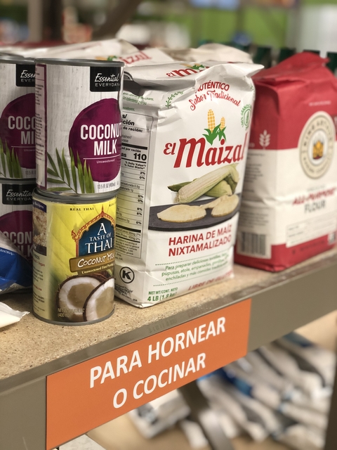 Items on food shelf include flour, corn flour (harina de maiz), and coconut milk cans