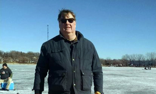 Brian Raney de pie sobre un lago helado.