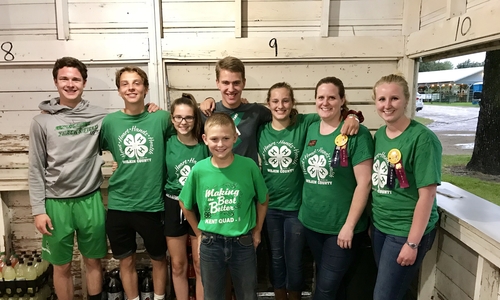 A group of adult and youth canteen volunteers wearing 4-H shirts.