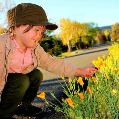 kid pointing at flowers.
